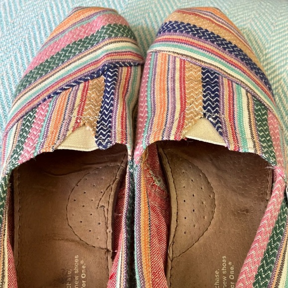 Toms size 8 women’s Colorful Striped Canvas Slip-Ons - fair condition - Picture 10 of 15